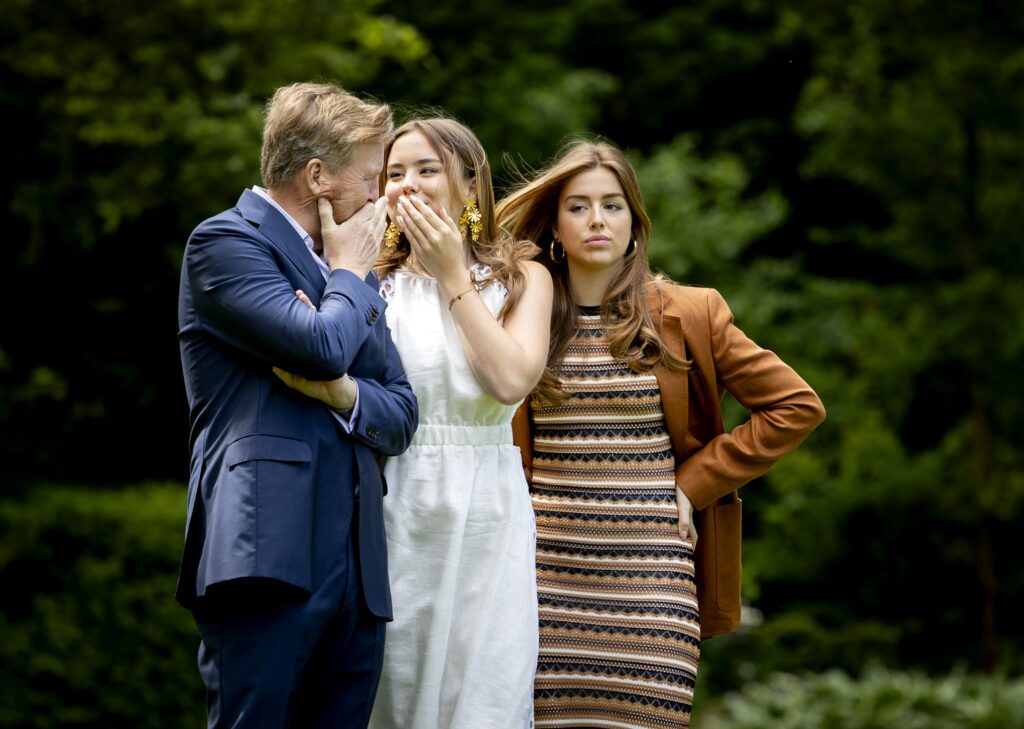 Koning Willem-Alexander met prinsessen Alexia en Ariane