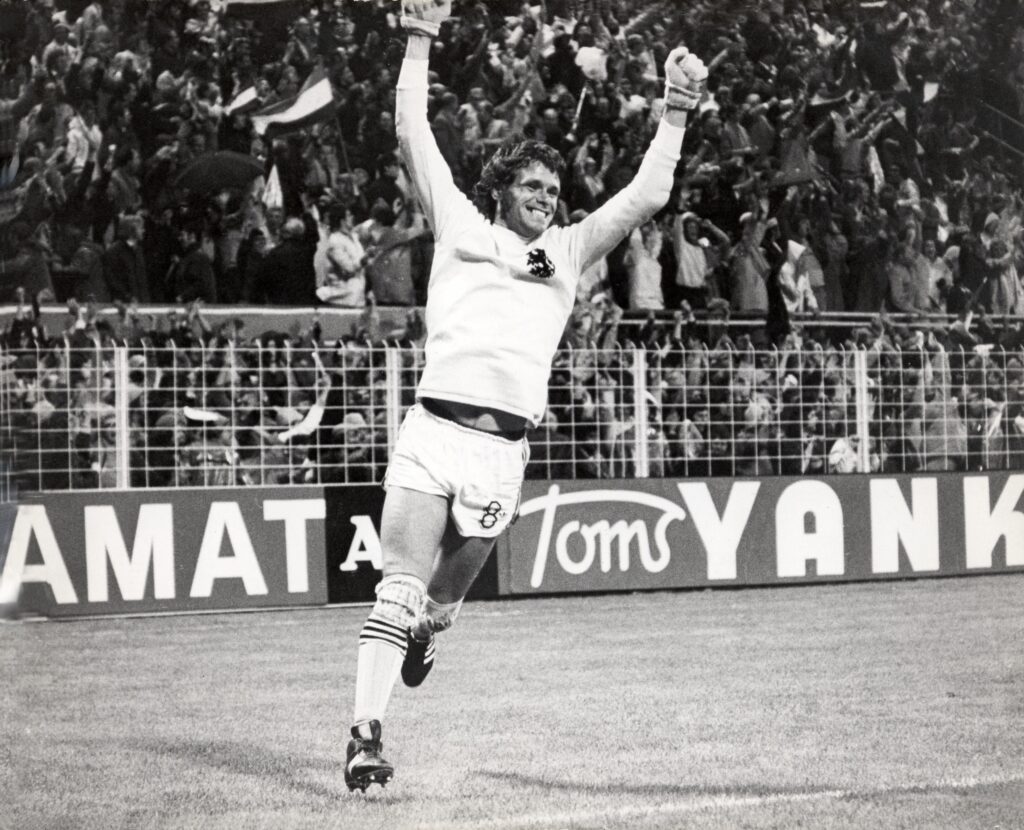 Jan Jongbloed juicht na een goal tegen Brazilië tijdens het EK van 1974